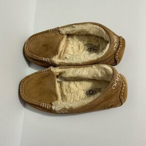 UGG’s Women’s Ansley Sheepskin Suede Slipper size 6